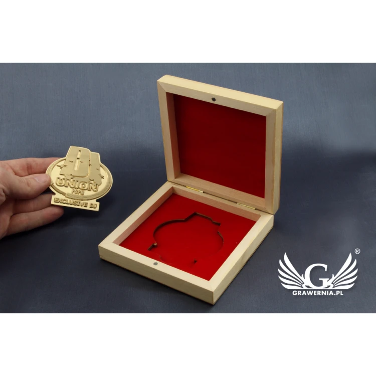 Medal mosiężny w drewnianej kasetce z grawerem - średnica 70mm