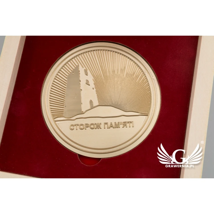 Medal mosiężny w drewnianej kasetce z grawerem - średnica 70mm