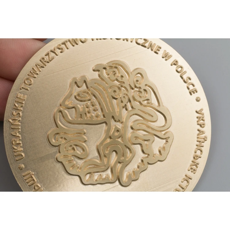 Medal mosiężny w drewnianej kasetce z grawerem - średnica 70mm