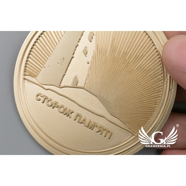 Medal mosiężny w drewnianej kasetce z grawerem - średnica 70mm