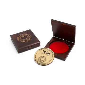Medal o średnicy 70mm w etui drewnianym 10x9,5cm z dwoma gniazdami (komplet)
