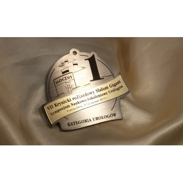 Medal stalowy o wymiarach 75x87mm