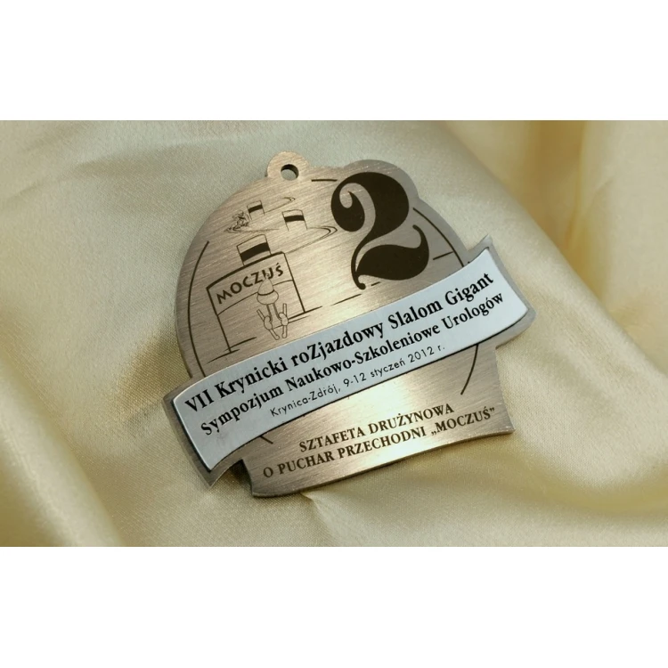Medal stalowy o wymiarach 75x87mm