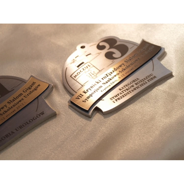 Medal stalowy o wymiarach 75x87mm