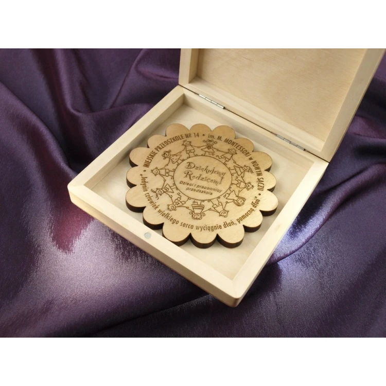 Medal w kasetce z personalizacją oraz dowolnymi grawerami grafiki i treści - MGR008