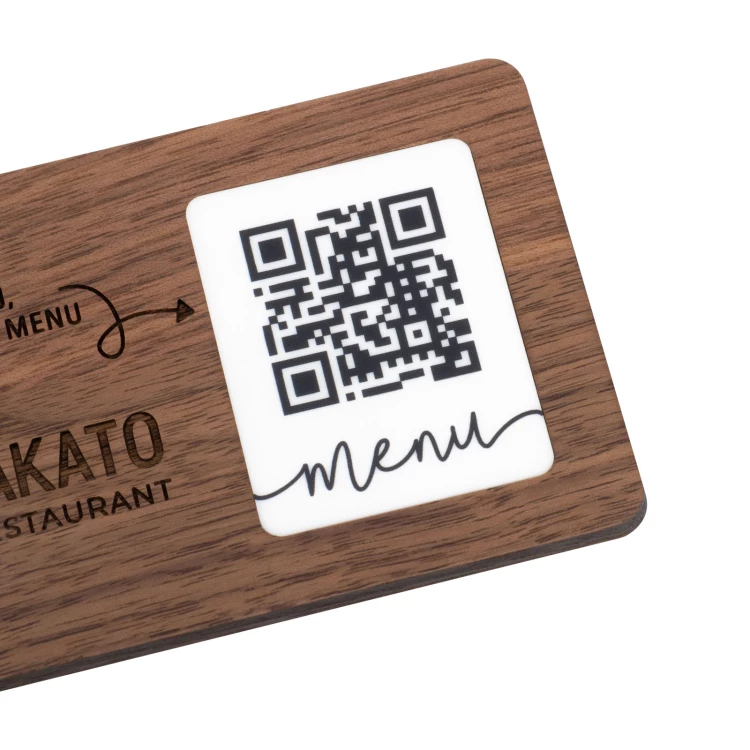 Menu z wymiennym kodem QR i logo firmy - lite drewno orzechowe grawerowane - wym. 120x70mm - MEN025