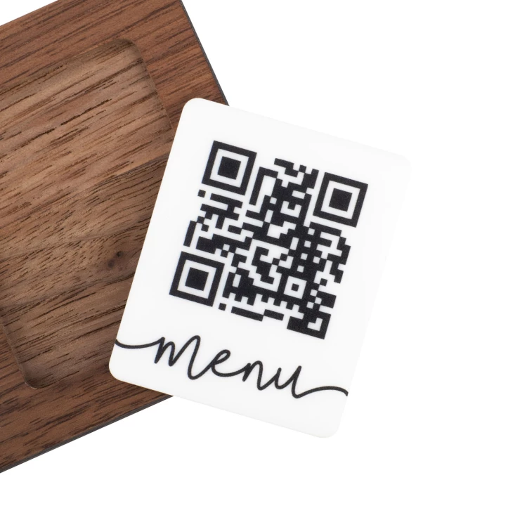 Menu z wymiennym kodem QR i logo firmy - lite drewno orzechowe grawerowane - wym. 120x70mm - MEN025