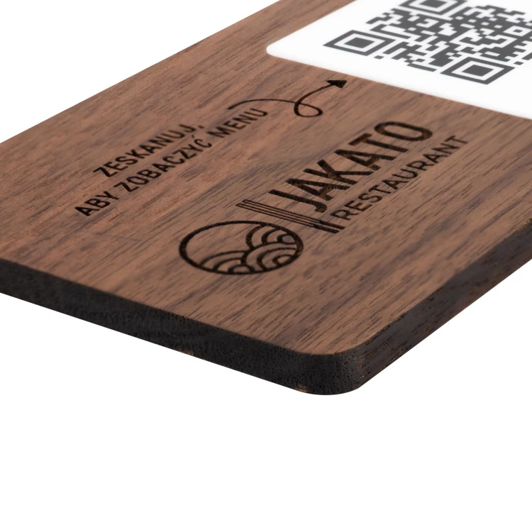 Menu z wymiennym kodem QR i logo firmy - lite drewno orzechowe grawerowane - wym. 120x70mm - MEN025