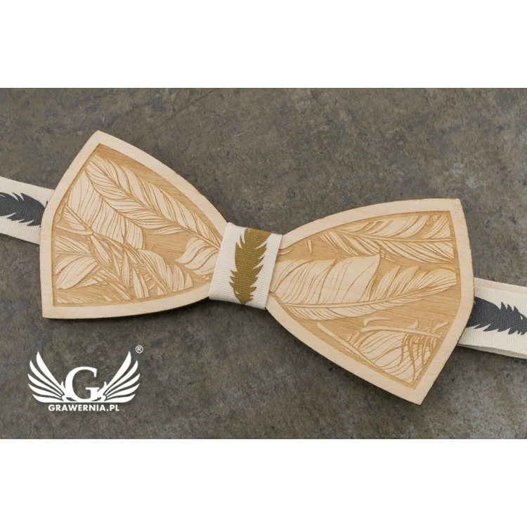 Mucha drewniana - Pióra - wycinana i grawerowana laserem - MDR043