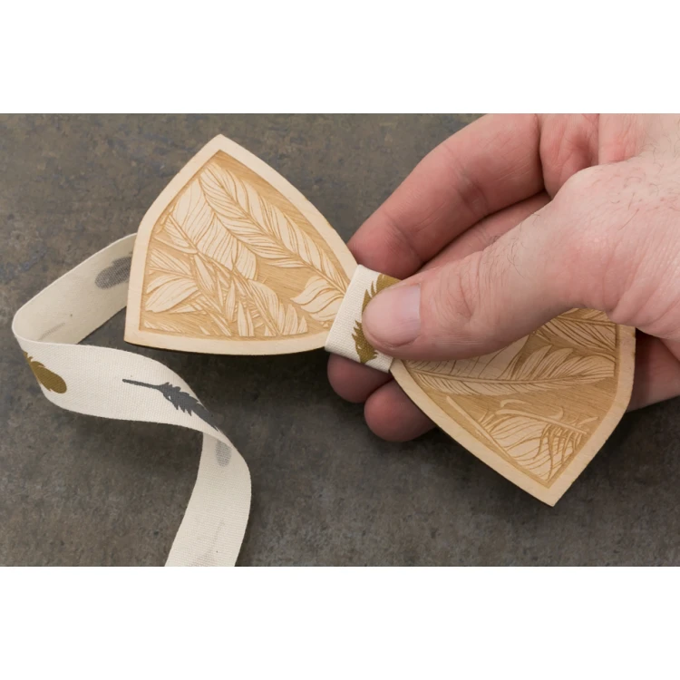 Mucha drewniana - Pióra - wycinana i grawerowana laserem - MDR043