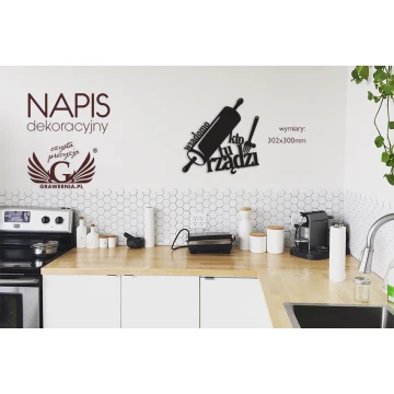Napis dekoracyjny - wiadomo kto tu rządzi - wycinany laserem - NAP011