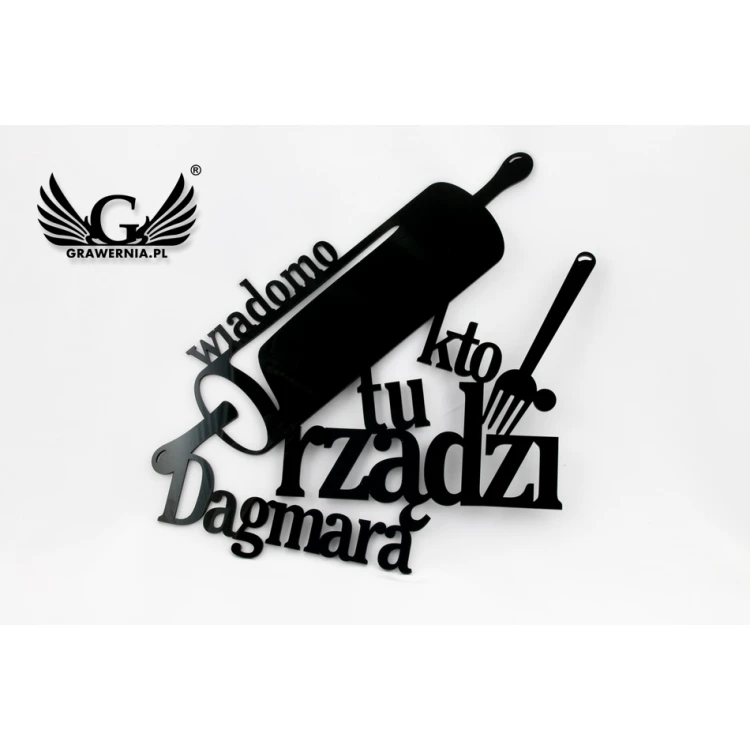 Napis dekoracyjny - wiadomo kto tu rządzi - wycinany laserem - NAP011