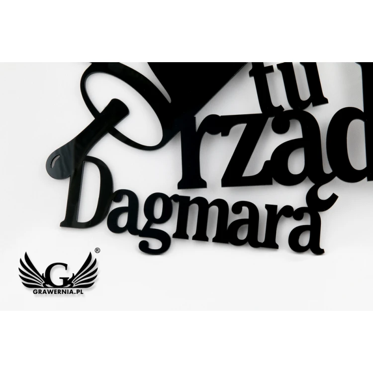 Napis dekoracyjny - wiadomo kto tu rządzi - wycinany laserem - NAP011