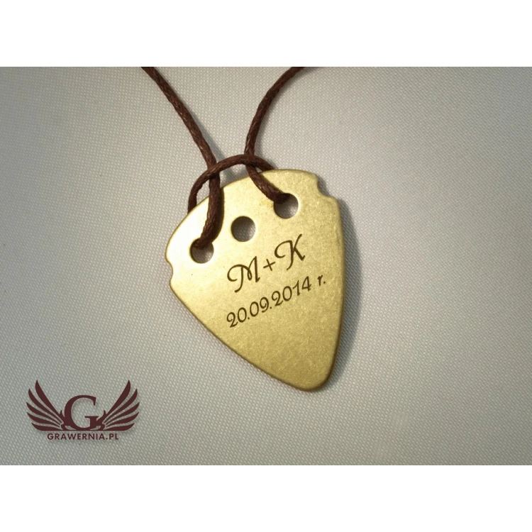Naszyjnik kostka do gry na gitarze z własnym logo - mosiądz - KG01