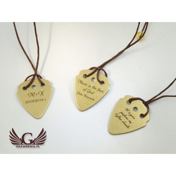 Naszyjnik kostka do gry na gitarze z własnym logo - mosiądz - KG01