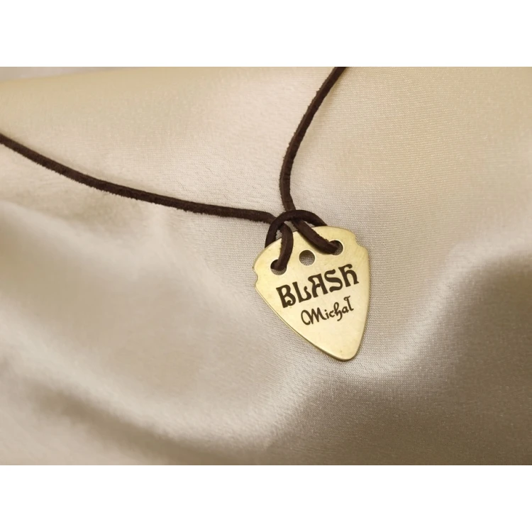Naszyjnik kostka do gry na gitarze z własnym logo - mosiądz - KG01
