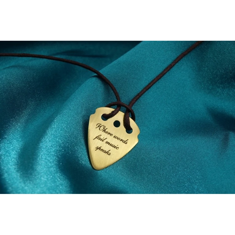 Naszyjnik kostka do gry na gitarze z własnym logo - mosiądz - KG01