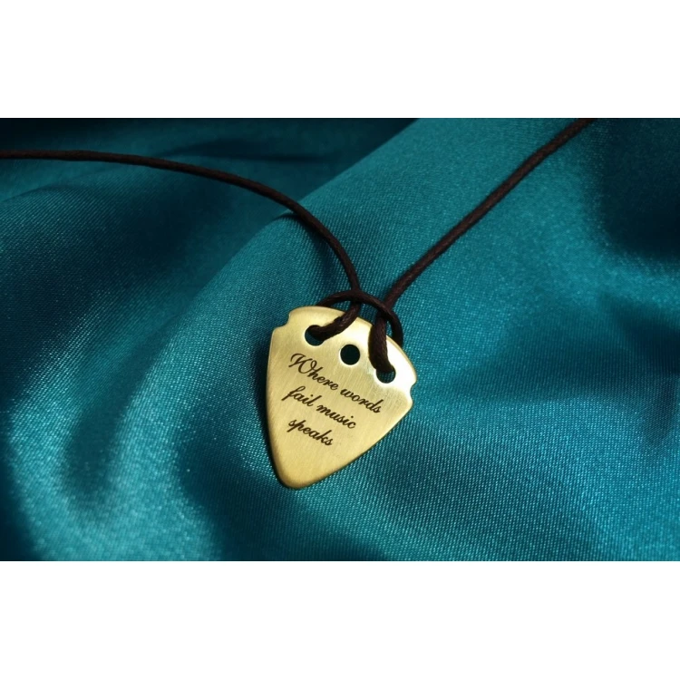 Naszyjnik kostka do gry na gitarze z własnym logo - mosiądz - KG01