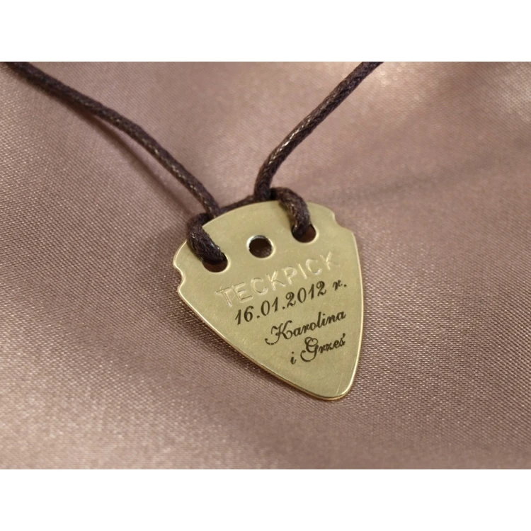 Naszyjnik kostka do gry na gitarze z własnym logo - mosiądz - KG01