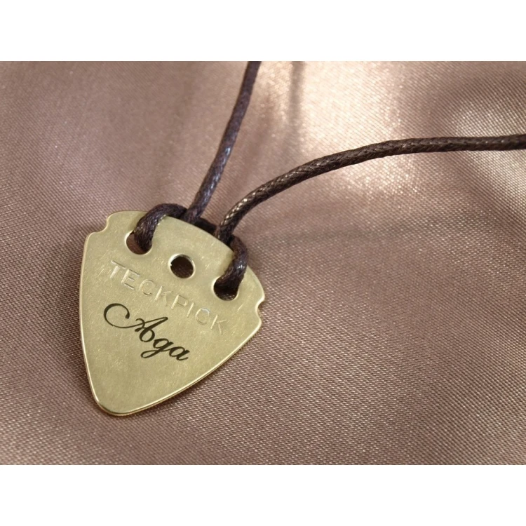 Naszyjnik kostka do gry na gitarze z własnym logo - mosiądz - KG01