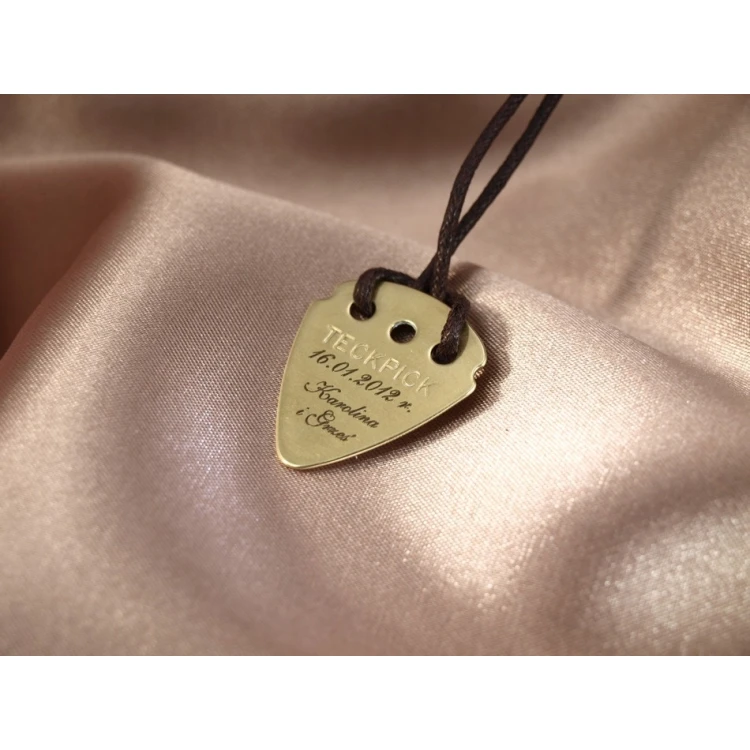 Naszyjnik kostka do gry na gitarze z własnym logo - mosiądz - KG01