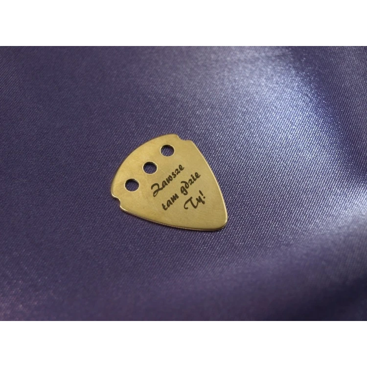 Naszyjnik kostka do gry na gitarze z własnym logo - mosiądz - KG01