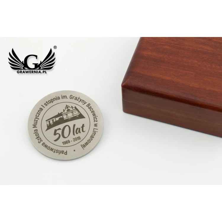 Pamiątkowy medal w drewnianej kasetce - średnica 70mm - MGR081