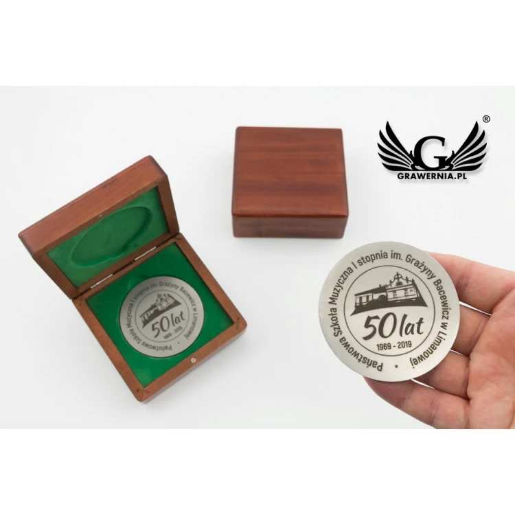 Pamiątkowy medal w drewnianej kasetce - średnica 70mm - MGR081