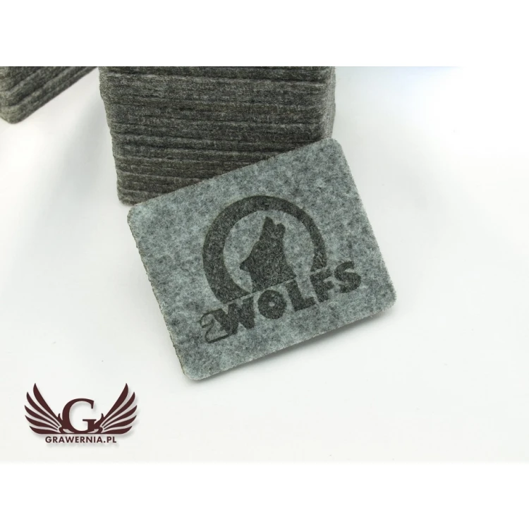 Plakietki filcowe z logo Twojej firmy - komplet 100 szt. 