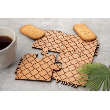 Puzzle - rodzinne podkładki pod kubki 4 szt. z litego drewna olchowego - wym.179x179mm - PDK020