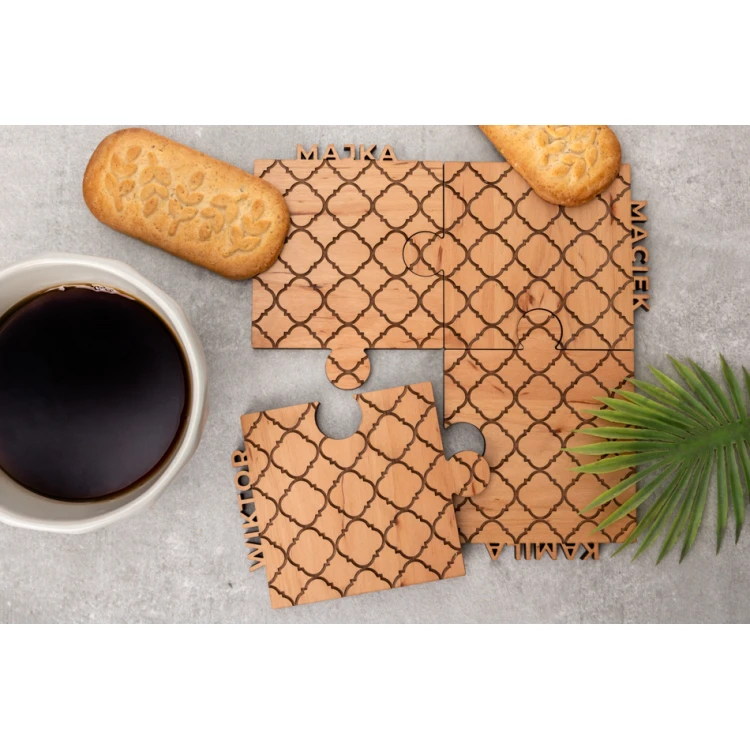 Puzzle - rodzinne podkładki pod kubki 4 szt. z litego drewna olchowego - wym.179x179mm - PDK020