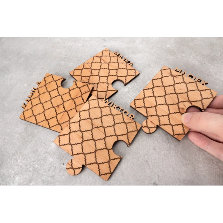 Puzzle - rodzinne podkładki pod kubki 4 szt. z litego drewna olchowego - wym.179x179mm - PDK020