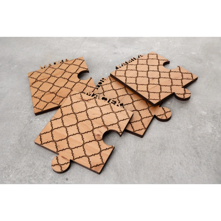 Puzzle - rodzinne podkładki pod kubki 4 szt. z litego drewna olchowego - wym.179x179mm - PDK020