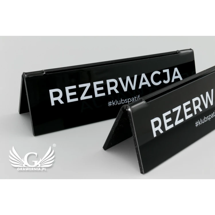 Rezerwacja - stojak na karteczkę - wym. 140x35mm - czarny akryl - REZ010
