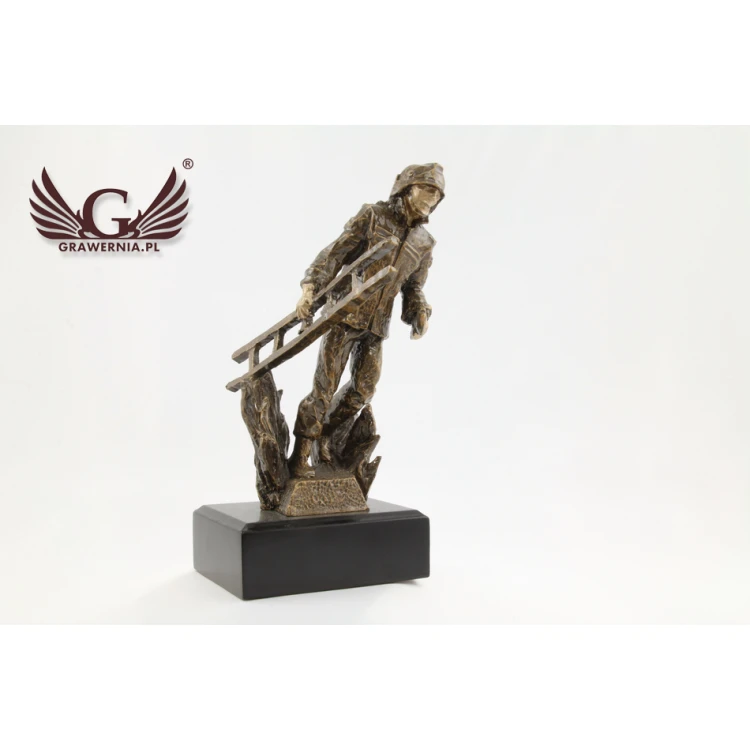 Statuetka Strażak z drabiną - atrakcyjna figurka odlewana - wysokość 19 cm