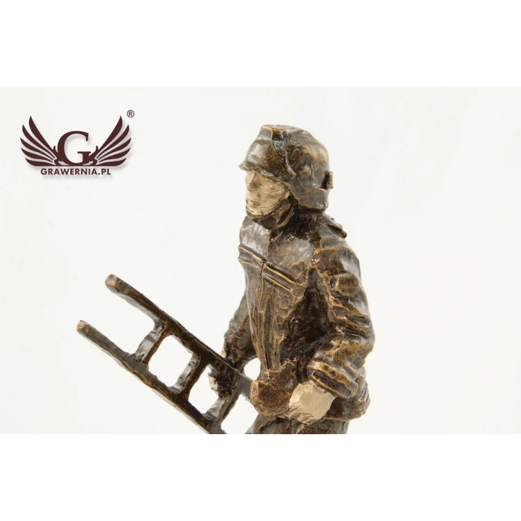 Statuetka Strażak z drabiną - atrakcyjna figurka odlewana - wysokość 19 cm