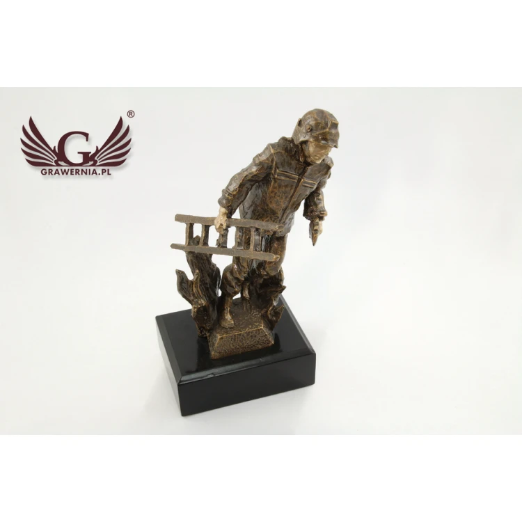 Statuetka Strażak z drabiną - atrakcyjna figurka odlewana - wysokość 19 cm
