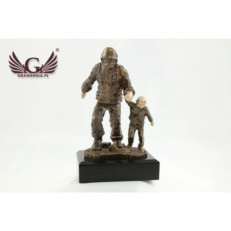 Statuetka Strażak z dzieckiem - atrakcyjna figurka odlewana - wysokość 19,5 cm