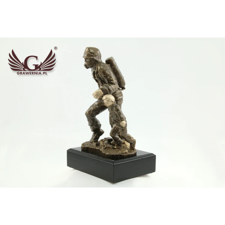 Statuetka Strażak z dzieckiem - atrakcyjna figurka odlewana - wysokość 19,5 cm