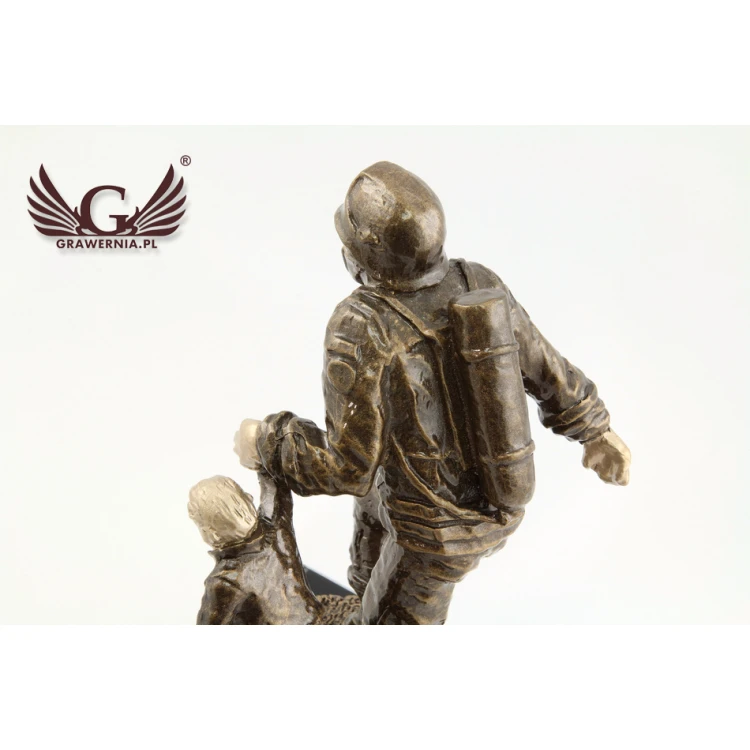 Statuetka Strażak z dzieckiem - atrakcyjna figurka odlewana - wysokość 19,5 cm
