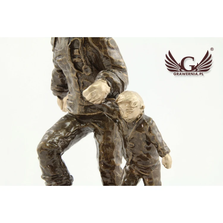 Statuetka Strażak z dzieckiem - atrakcyjna figurka odlewana - wysokość 19,5 cm