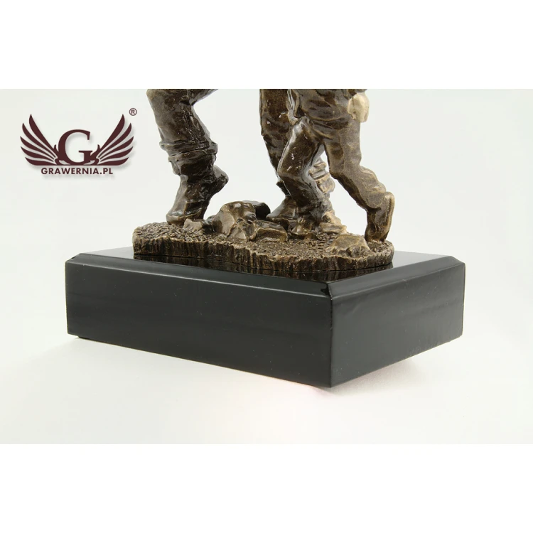 Statuetka Strażak z dzieckiem - atrakcyjna figurka odlewana - wysokość 19,5 cm