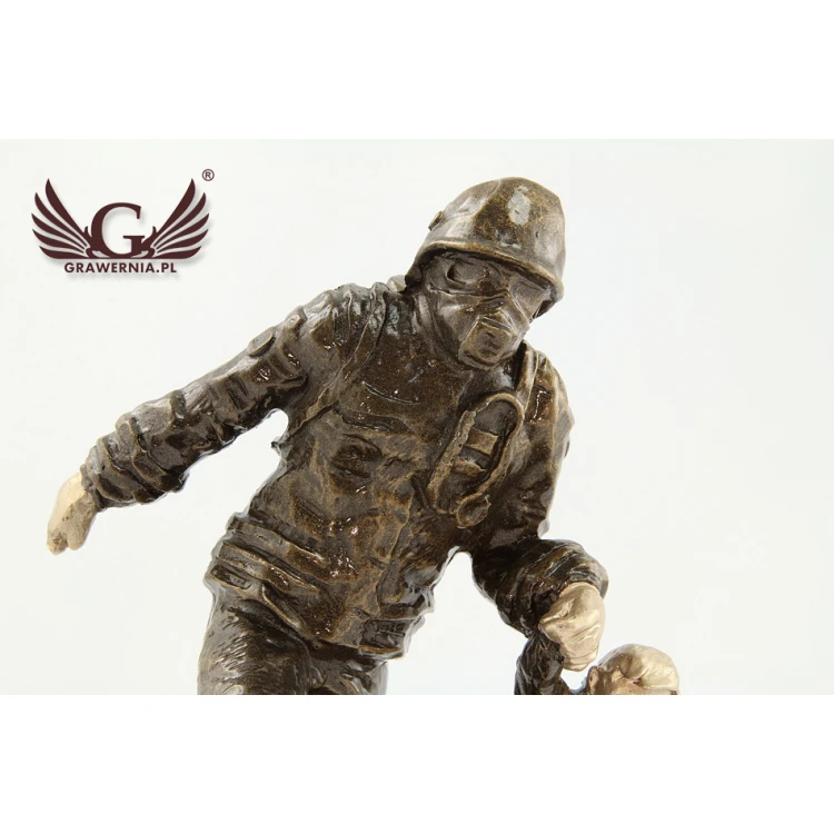 Statuetka Strażak z dzieckiem - atrakcyjna figurka odlewana - wysokość 19,5 cm