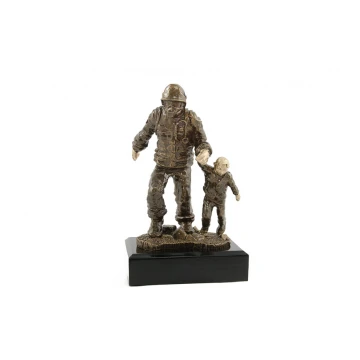 Statuetka Strażak z dzieckiem - atrakcyjna figurka odlewana - wysokość 19,5 cm