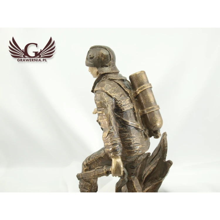 Statuetka Strażak - atrakcyjna figurka odlewana - wysokość 25 cm