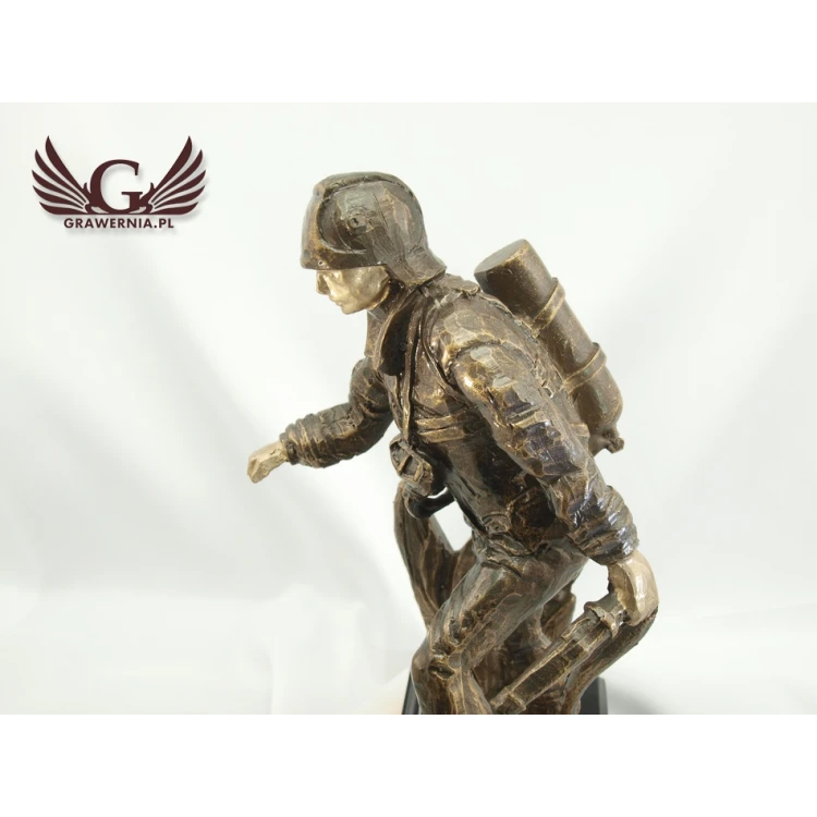 Statuetka Strażak - atrakcyjna figurka odlewana - wysokość 25 cm