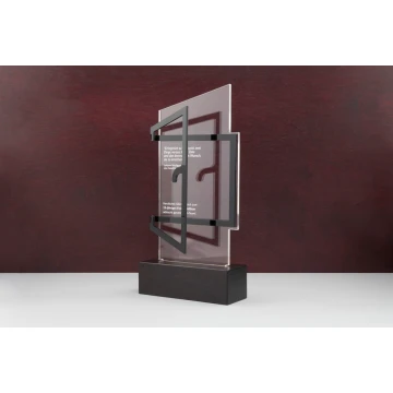 Statuetka z plexi na drewnianym postumencie - Open - model DTA58 - wys. 25cm