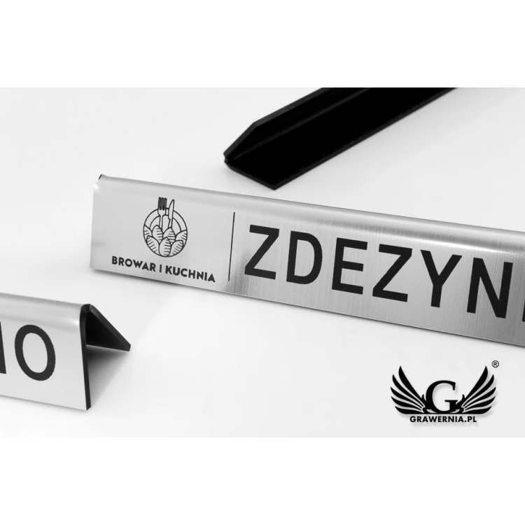 Stojaczek slim zdezynfekowano z dowolnym logotypem - laminat grawerski metalizowany i szczotkowany - ST014