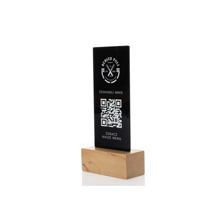 Stojak informacyjny z kodem QR - czarna plexi na drewnianym postumencie - ST027