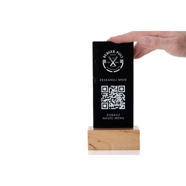 Stojak informacyjny z kodem QR - czarna plexi na drewnianym postumencie - ST027